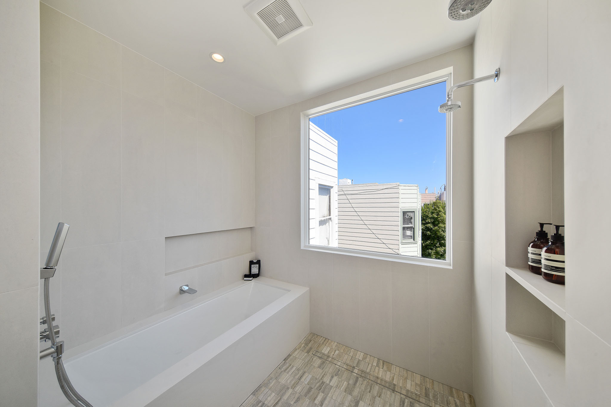 1372 Francisco Street Image 16