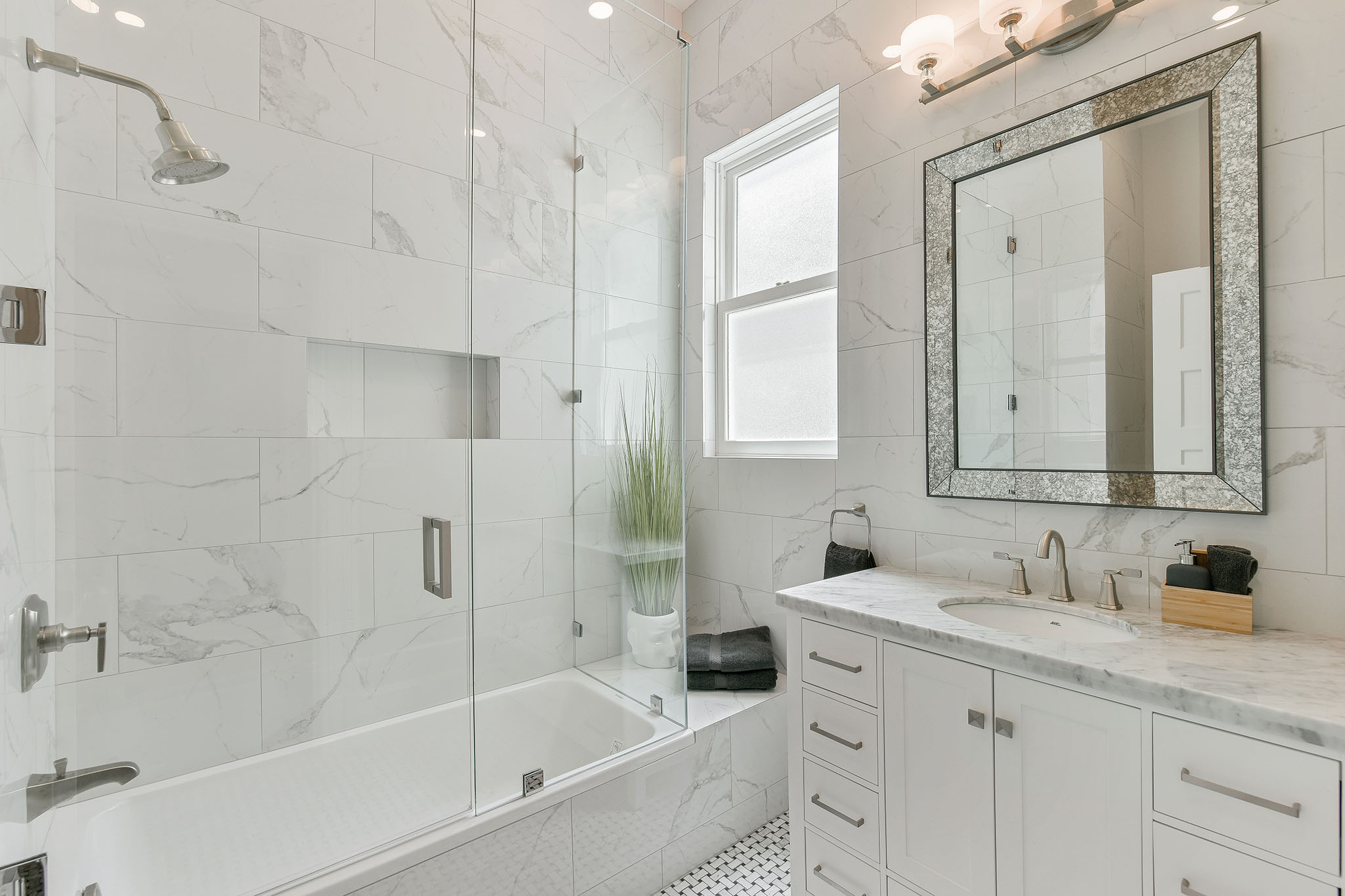 1720 Larkin Street Image 5