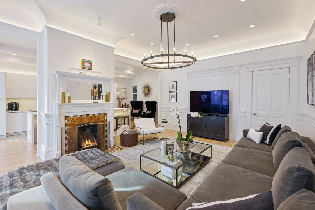 Living room partially open to kitchen