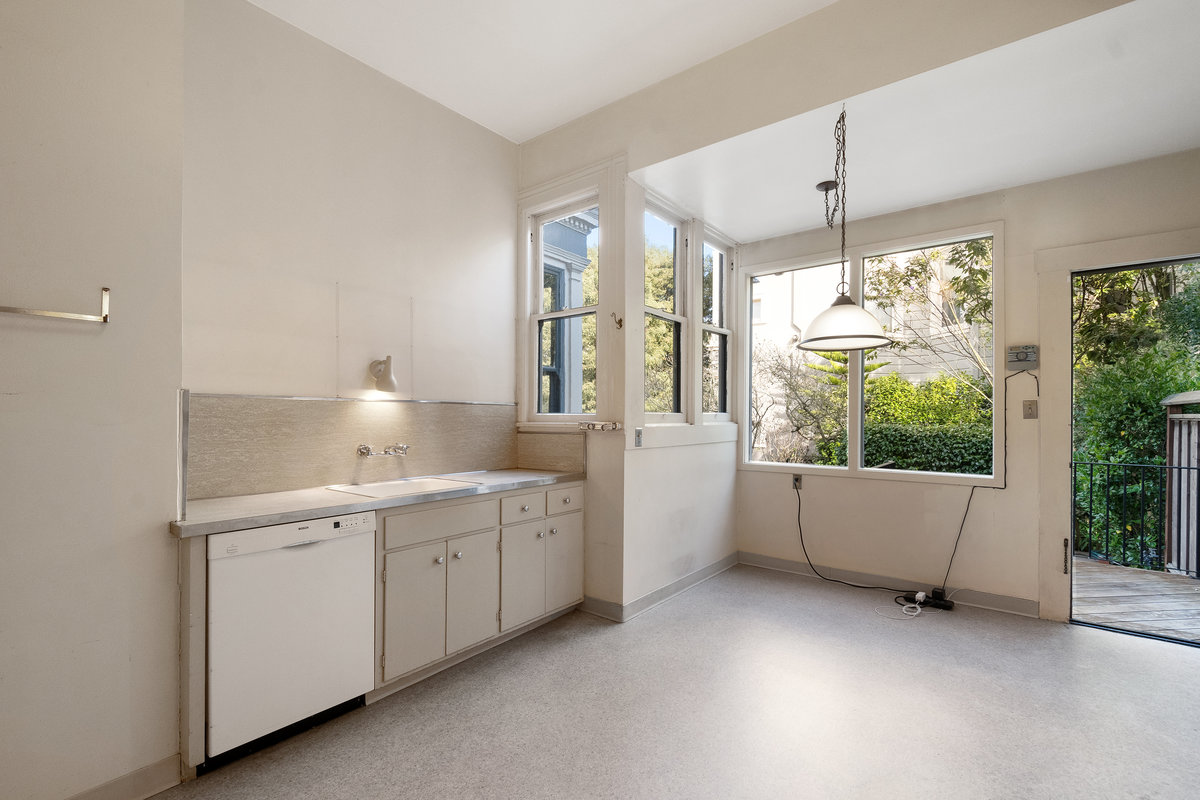 Kitchen with direct access to the deck