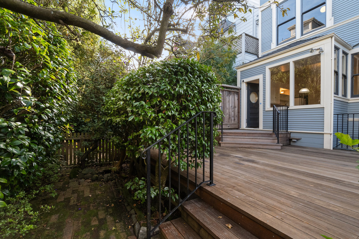 Deck with stairs to small side garden